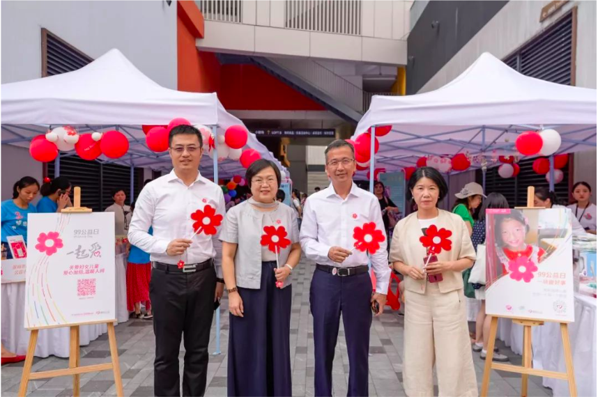 ▲由左至右分别为:深业置地有限公司总经理徐恩利 / 深圳市妇女联合会主席马宏 / 深业集团有限公司董事、总经理、党委副书记黄伟 / 深业商业管理有限公司总经理欧维 ▲由左至右分别为:深业置地有限公司总经理徐恩利 / 深圳市妇女联合会主席马宏 / 深业集团有限公司董事、总经理、党委副书记黄伟 / 深业商业管理有限公司总经理欧维